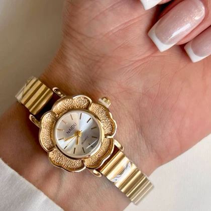 ساعت مچی زنانه برند نایدو بند استیل طلایی