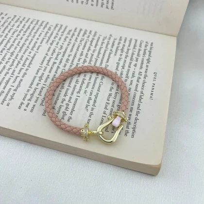 دستبند زنانه بافت چرمی و قفل کارابین نگین‌دار، طرحی خاص