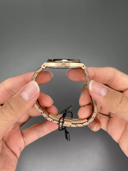 ساعت مچی اودمار پیگه بند رزگلد قاب نگین‌دار Audemars Piguet