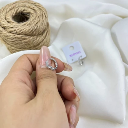 گوشواره زنانه حلقه‌ای مدل ستاره نگین جواهری ژوپینگ رنگ ثابت