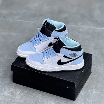 کفش نایک ایر جردن وان ساق‌دار سفید آبی Nike Air Jordan 1 High White Blue