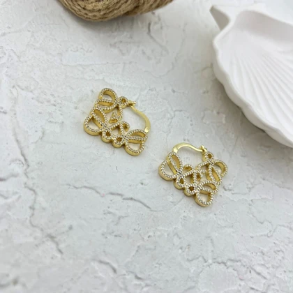 گوشواره کلیپسی زنانه با طرح جذاب لووه (Loewe) و ظاهری درخشان