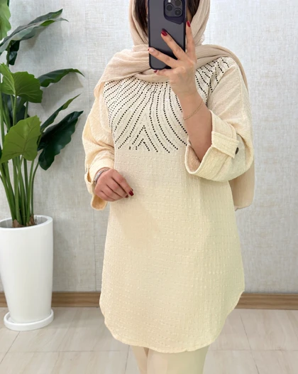 C026- تونیک رخشان نسکافه ای یک خط ته طاقه وسط لباس هست