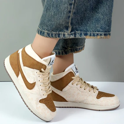 کتانی ساق‌دار زنانه مدل جردن ایر وان jordan air رنگ کرم نسکافه ای طرح گل کد 054460