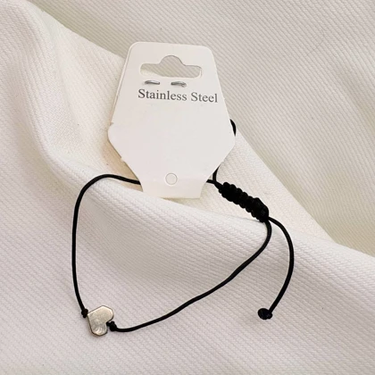 دستبند استیل مدل «قلب کوچک» (Tiny Heart) | با بند بافت مشکی و پلاک سیلور