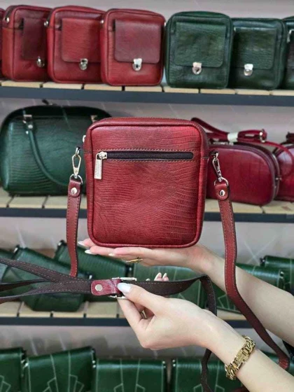 کیف چرم زنانه اسپورت کوچک قرمز تیره ابر و بادی لیزارد چرم اصل گاوی