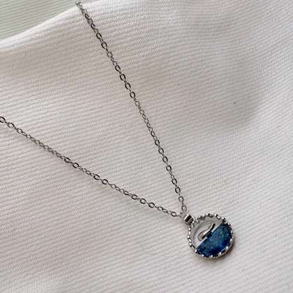 گردنبند استیل طرح «وال و دریا» | پلاک دایره‌ای با رزین آبی شفاف