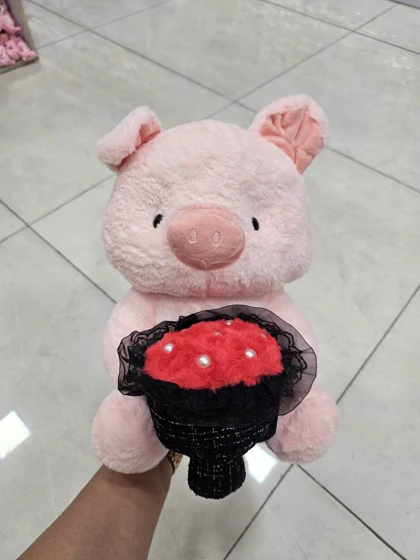 عروسک خوک گل به دست 🌹