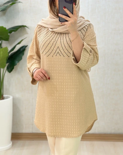 C026- تونیک رخشان نسکافه ای یک خط ته طاقه وسط لباس هست