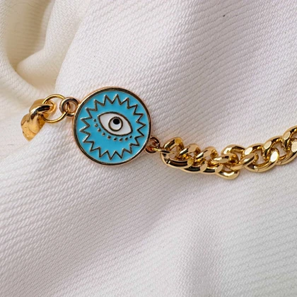 دستبند کارتیر استیل طرح «چشم‌نظر» | زنجیر کوبایی طلایی با پلاک میناکاری فیروزه‌ای