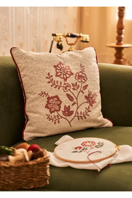 روبالشی تزئینی Bella Maison مدل Grandma پلی‌استر - شیری