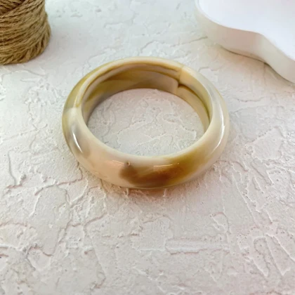 دستبند زنانه بنگل رزینی یک‌تکه مدل نورا شیری‑عسلی