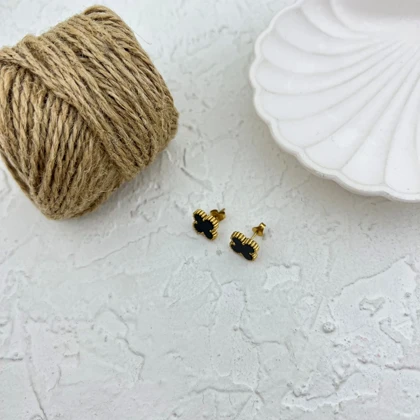 گوشواره زنانه طرح گل چهار پر با رنگ مشکی و دور طلایی