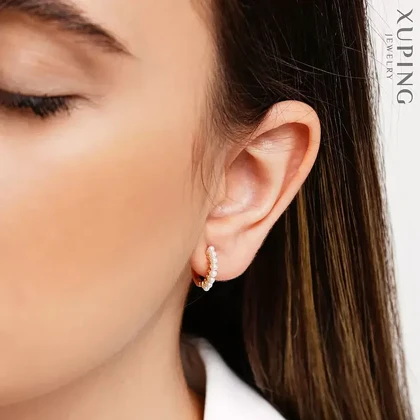 گوشواره حلقه‌ای مرواریدی با طراحی ظریف، از برند ژوپینگ