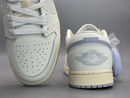کتانی نایکی جردن1لو سیل گوست کرم یاسی/Nike Air Jordan1 low