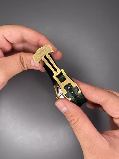 ساعت مچی امگا کانستلیشن بند سبز قاب طلایی صفحه سبز Omega Constellation