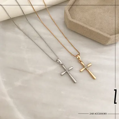 گردن‌بند صلیب آینه‌ای نگین‌دار