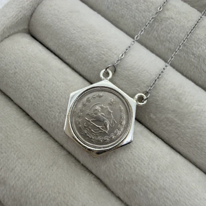 گردنبند طرح سکه قدیمی 6ضلعی خورشید و شیر