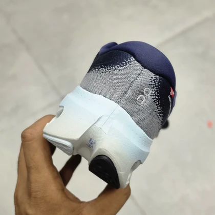 کتانی ویتنامی آن رانینگ کلودسرفر سورمه ای آبیon Running Cloudsurfer