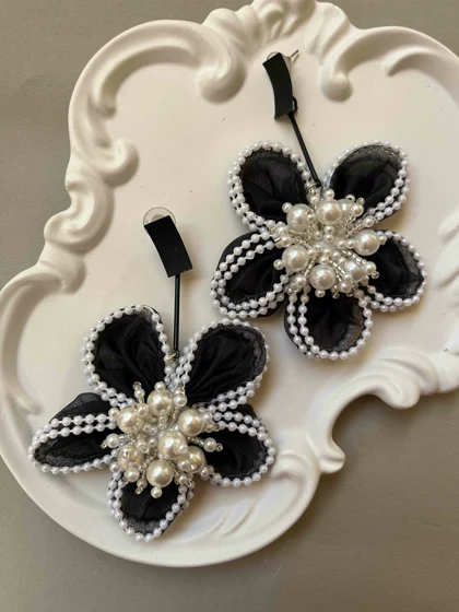 گوشواره گل توری مشکی با مروارید