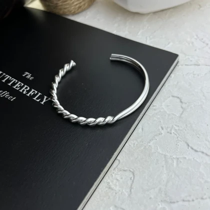 دستبند زنانه بنگل طرح طنابی ظریف