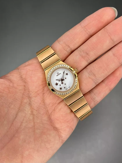 ساعت مچی امگا کانستلیشن صفحه طرحدار دور نگین رزگلد Omega Constellation