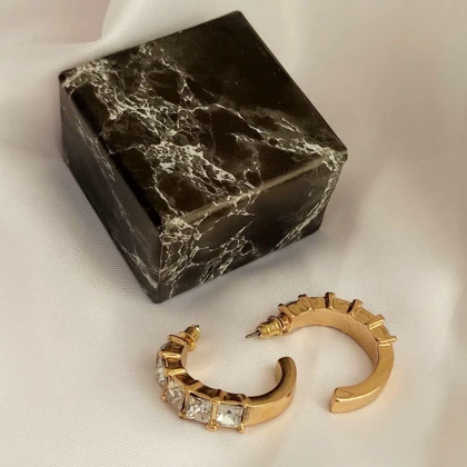 گوشواره نیم‌حلقه طلایی با نگین‌های کریستالی باگت