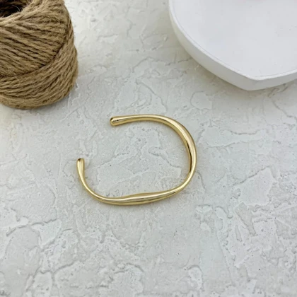 دستبند زنانه بنگل مدل گلدی‌لاین طرح خط طلایی مینیمال