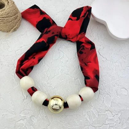 گردنبند زنانه مدل روژا گلد طرح مروارید لوکس با پارچه قرمز‑مشکی و مهره‌های سفید