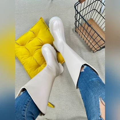 بوت بلند وسط اخم