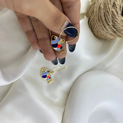 گوشواره زنانه حلقه‌ای مدل آبگون طرح ماهی رنگی