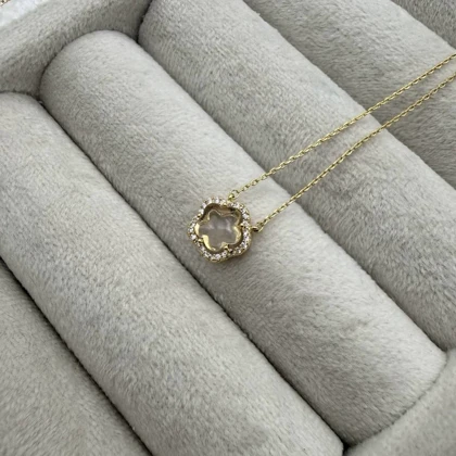 گردنبند طلایی با آویز گل قلبی شیشه ای