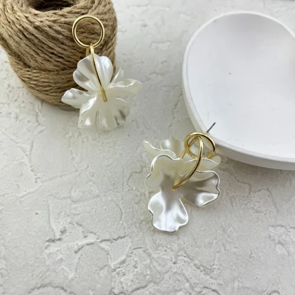 گوشواره زنانه مدل مرواریدگل طرح گل با جلوه مرواریدی