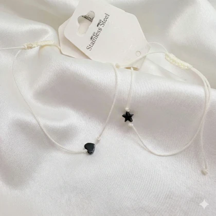 دستبند نخی طرح «تک‌ستاره» و «قلب» | پلاک استیل سیلور با بند سفید/شیری