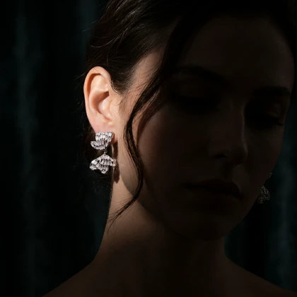 گوشواره زنانه مدل پاپیون نگینی