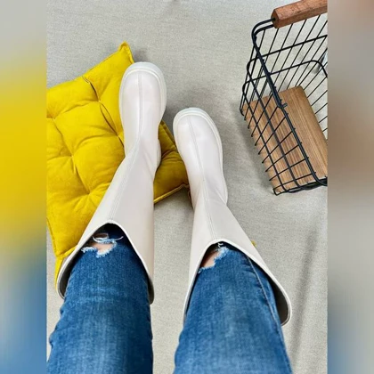 بوت بلند وسط اخم