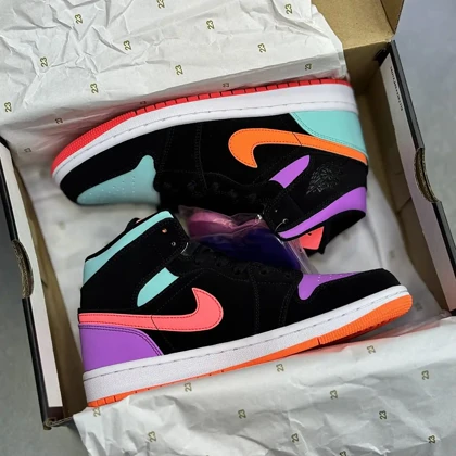کفش نایک ایر جردن وان ساق‌دار لنگه به لنگه Nike Air Jordan 1 High Mismatch