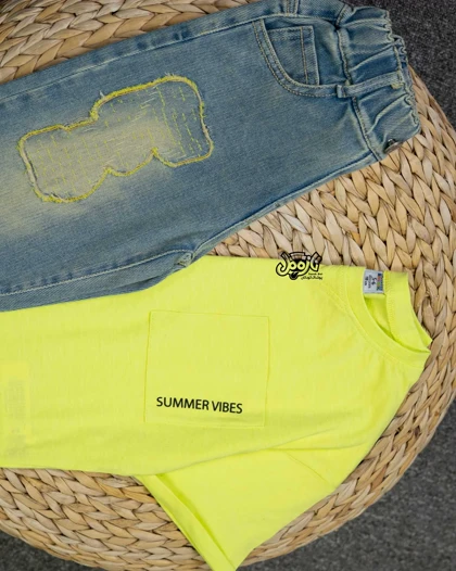 تیشرت جیب‌دار و شلوار جین