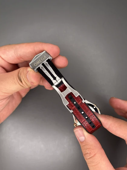ساعت مچی امگا کانستلیشن بند قرمز صفحه قرمز Omega Constellation