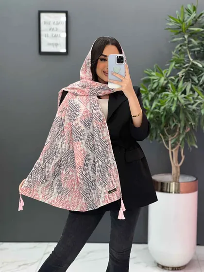 شال طرح هندسی منگوله‌دار