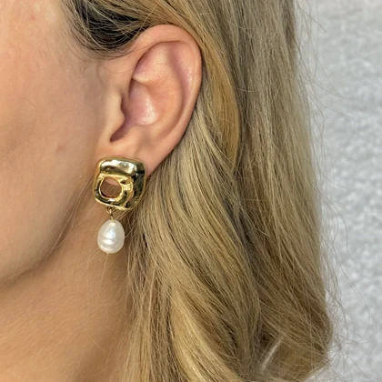 گوشواره طلایی با طراحی هندسی و مروارید