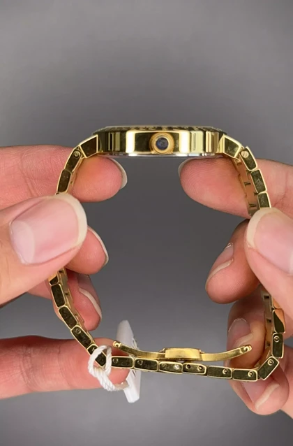 ساعت مچی ورساچه دورحکاکی طلایی صفحه سفید Versace