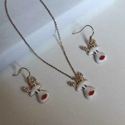 ست گردنبند و گوشواره زنانه طرح گوزن کریسمس (میناکاری و نگین‌دار)