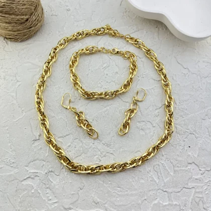 نیم‌ست زنانه مدل نکسوس طرح زنجیر درشت بافت‌دار طلایی (گردنبند، دستبند و گوشواره آویز)