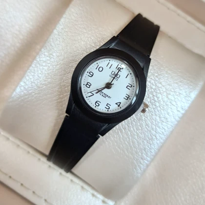 ساعت دخترانه ضد آب Q&Q رنگ مشکی