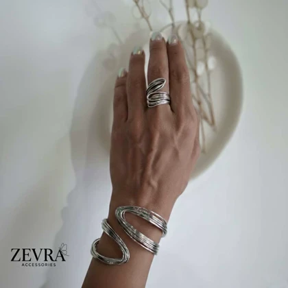 ست بنگل و انگشتر سیلور با طرح منحنی حلقه‌ای