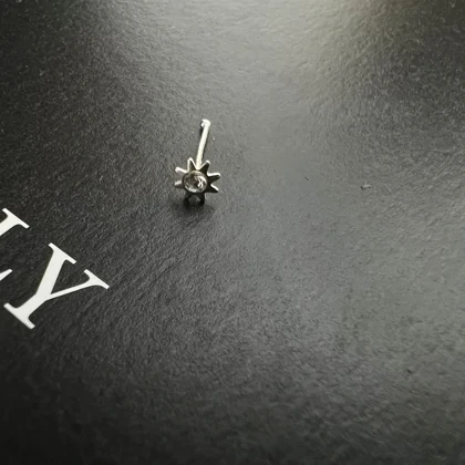 پیرسینگ بینی نقره ای طرح خورشید