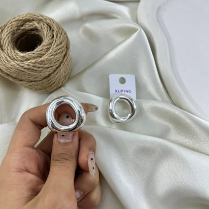 گوشواره زنانه حلقه‌ای مدل روان طرح نامنظم نقره‌ای ژوپینگ