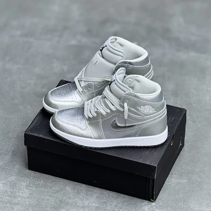 کفش نایک ایر جردن وان ساق‌دار نقره‌ای براق Nike Air Jordan 1 High Metallic Silver