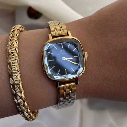 ساعت مچی زنانه DW آینه ای صفحه مشکی بند طلایی